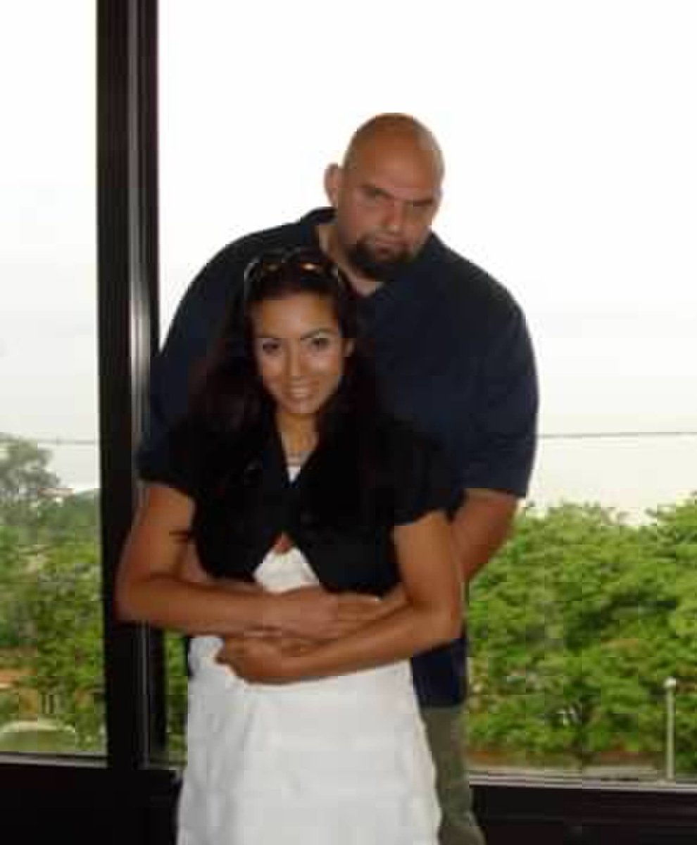 JohnFetterman's tweet photo. Happy 1️⃣4️⃣ Happy Anniversary to my best friend, partner and mother to our 3️⃣ wonderful kids.  

Eloped with a $13 thrifted dress at the officiant’s front yard during a road trip to Burlington, Vermont.  

And in shorts.  🩳 🤵‍♂️ https://t.co/pfPvVUxG4t