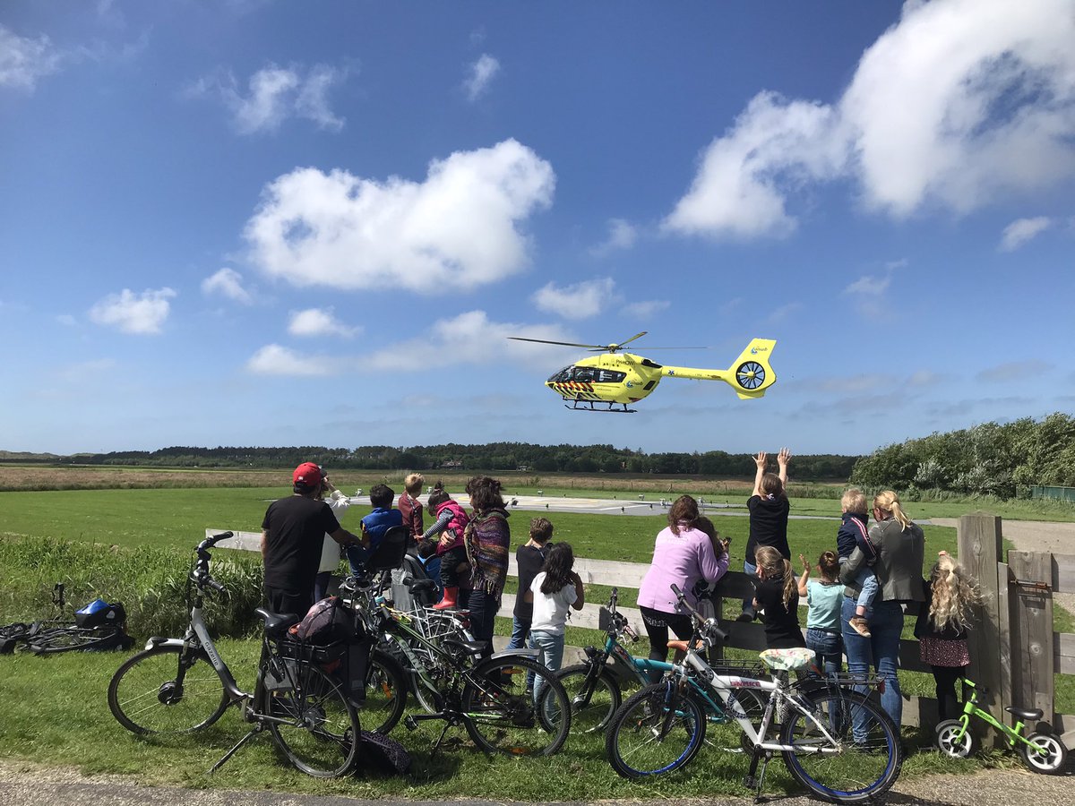 StephanValk's tweet photo. Mooie opkomst op het heliveld te Midsland. Een kijkje in de keuken van de #Medic #umcgambulancezorg #GGB en #Sigmateam #Terschelling. Bedankt voor de belangstelling! https://t.co/NmZgS08TCJ