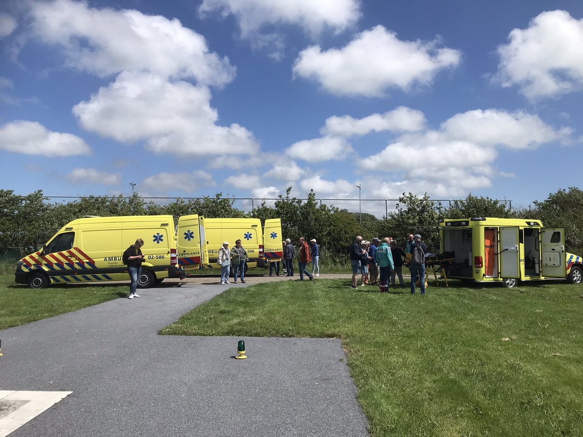 StephanValk's tweet photo. Mooie opkomst op het heliveld te Midsland. Een kijkje in de keuken van de #Medic #umcgambulancezorg #GGB en #Sigmateam #Terschelling. Bedankt voor de belangstelling! https://t.co/NmZgS08TCJ