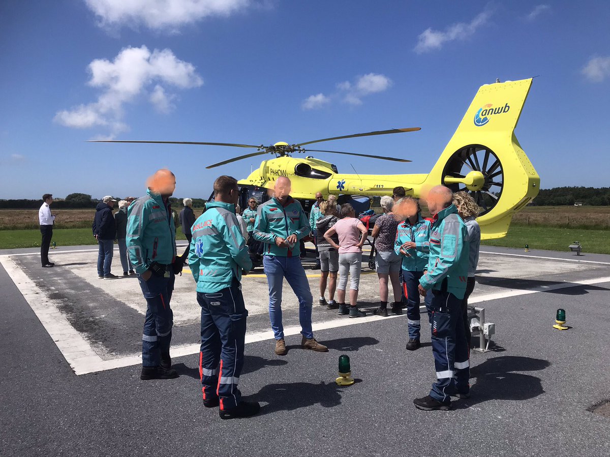 StephanValk's tweet photo. Mooie opkomst op het heliveld te Midsland. Een kijkje in de keuken van de #Medic #umcgambulancezorg #GGB en #Sigmateam #Terschelling. Bedankt voor de belangstelling! https://t.co/NmZgS08TCJ
