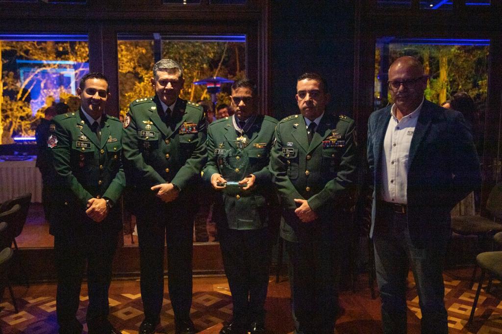 Ejercito_CAAID's tweet photo. El @COL_EJERCITO fue galardonado con el Premio Seguridad y Convivencia Ciudadana 2022 de @MinInterior en la categoría de Mejor iniciativa de Acción Integral de las @FuerzasMilCol, gracias al trabajo comunitario realizado a través del programa #FeEnColombia

#GarantesDelDesarrollo https://t.co/Iz0UyK38pV