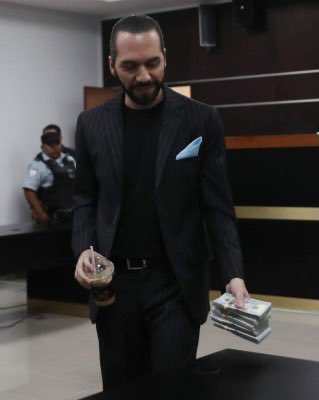 ¿ Quienes pagan y cobran ca$h ? 

R/ Los narcotraficantes .

⬇⬇⬇⬇⬇⬇⬇⬇⬇⬇⬇⬇⬇⬇⬇⬇⬇⬇⬇⬇⬇⬇⬇⬇⬇⬇⬇⬇⬇⬇
