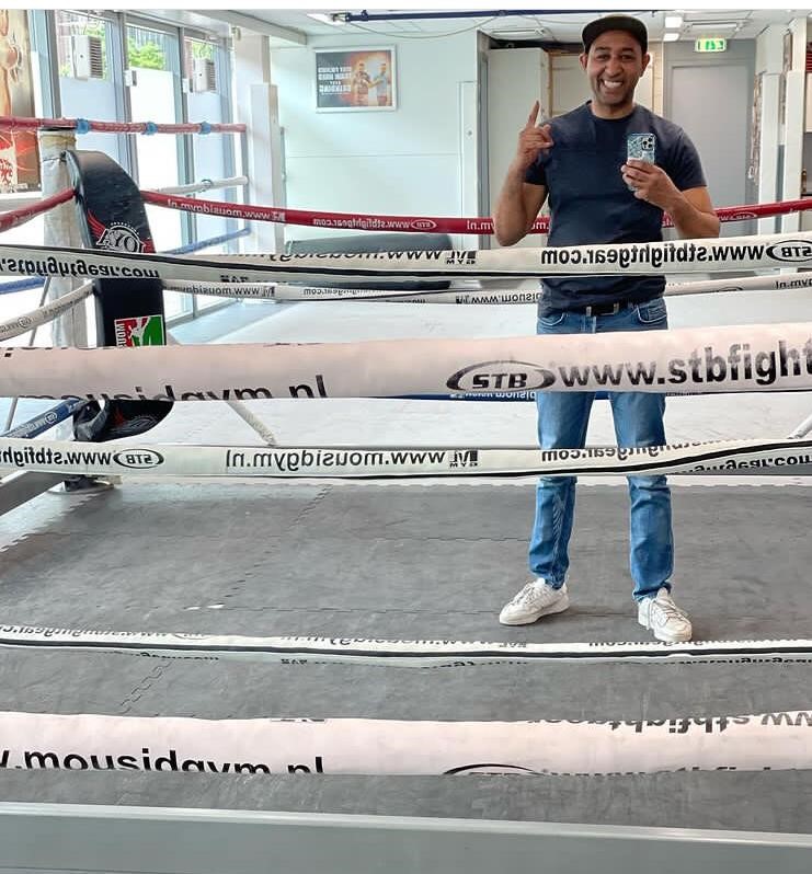 Jongerenwerker Elhoussaine is een van die Grote Mensen die altijd klaar staat voor jongeren in de buurt.  Hij stimuleert jongeren meer te bewegen door wekelijks samen te kickboksen en de gezonde keuze te maken.#meergrotemensen #weekvandegezondejeugd <a href="/JOGGNL/">JOGG</a> <a href="/jongerenwerker_/">Elhoussaine Hmimou</a>