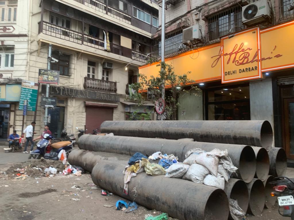 spacefaceyogi's tweet photo. @mybmc @MMRDAOfficial @bjp @ShivSena

This is what the main road right outside the iconic Gol Masjid at Marine lines (E) looks like.

 The pipe-lines were changed after much delay owing to the Covid 19 pandemic.

The work was finished almost 6 months ago!

We deserve Better! https://t.co/eNt0IFWQSF