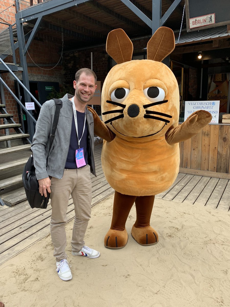 PNeuenfeldt's tweet photo. Stakeholder Mausreach. So wichtig.
"Guter inhaltlicher Austausch zum Digital Maus Act. Sind nicht in allen Punkten einer Meinung, aber bleiben im Gespräch." #DMA #lobbytweet
#rp22
(@DieMaus wollte unbedingt ein Selfie. Als höflicher Mensch konnte ich das nicht ablehnen 🤷♂️) https://t.co/9kf4mJLTqL