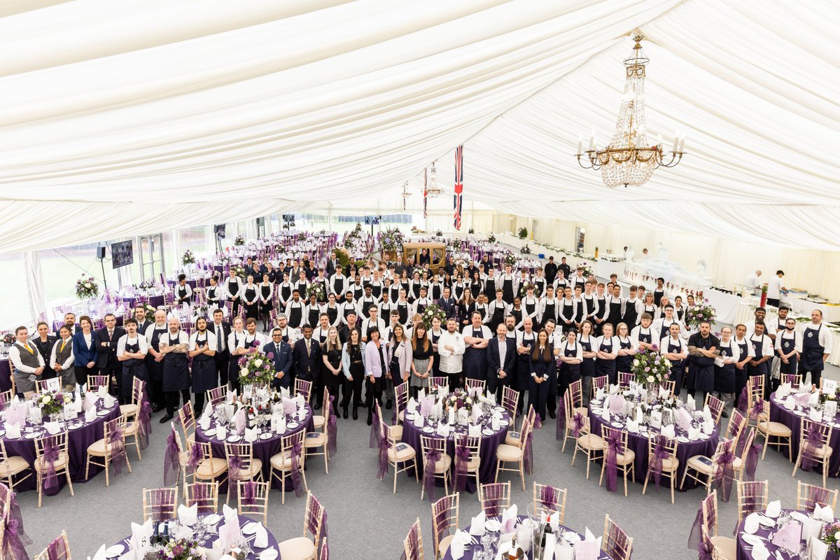 RAClubJobs's tweet photo. After a two year absence due to Covid, the @RoyalAutomobile teams came together for our spectacular Derby Day festivities made all the more special with the celebrations of the Queen’s Platinum Jubilee!
 
#oneclubtwoclubhouses https://t.co/VR4f54RXbw