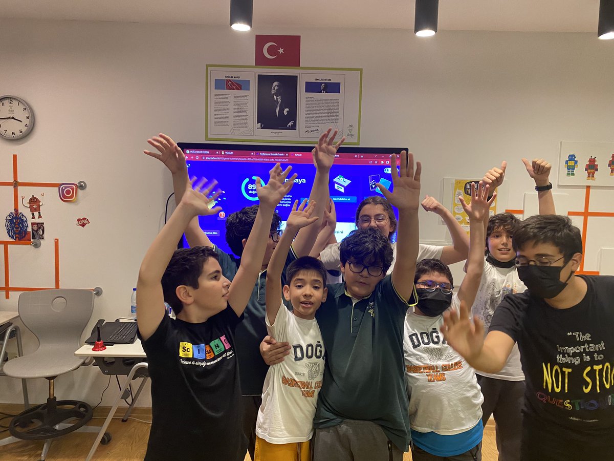 _cerenekiz's tweet photo. Kodlama ve Robotik kış okulu son etkinliğimizde grupça kahoot bilgi yarışmaları düzenledik. 🥰🧐Ve çok eğlendik. Tüm çocuklarıma bu alanda sonsuz başarılar diliyorum. 🤖#dogatech @cavidanvarl @cayyolu_doga https://t.co/5LPh9aQ8yj