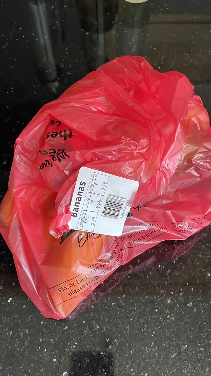 LeannBish's tweet photo. Hmm thought bananas came with their own packaging! @Tesco every little helps, stop unnecessary plastic waste… please. https://t.co/sSrMlnKnTh