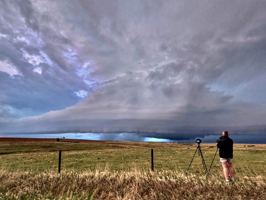 A friend took this image of my best “side”. Was marveling at the #beauty of #MotherNature. 😎📷#severeweather #weather #cloudscape #weatherphotography #weather #clouds #sky #thunderstorm #supercell  #stormhour #wxtwitter #thephotohour @xwxclub #natgeoyourshot  #trub_rural