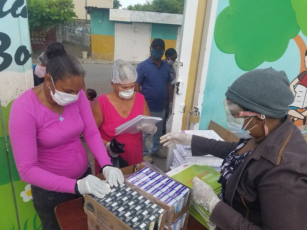 carmafra's tweet photo. Recuerdo de una directora @PichardoYari  entregando alimentos en medio del temor, cuando todos se ocultaban tras las computadoras y los celulares, los #DIRECTORESRD salieron a darlo todo.

 MERECEN #INCENTIVOPORCOMPLEJIDAD @RobertoFulcar @NuestraADP @luisabinader @asonadediRD https://t.co/IPsEoFNSKr