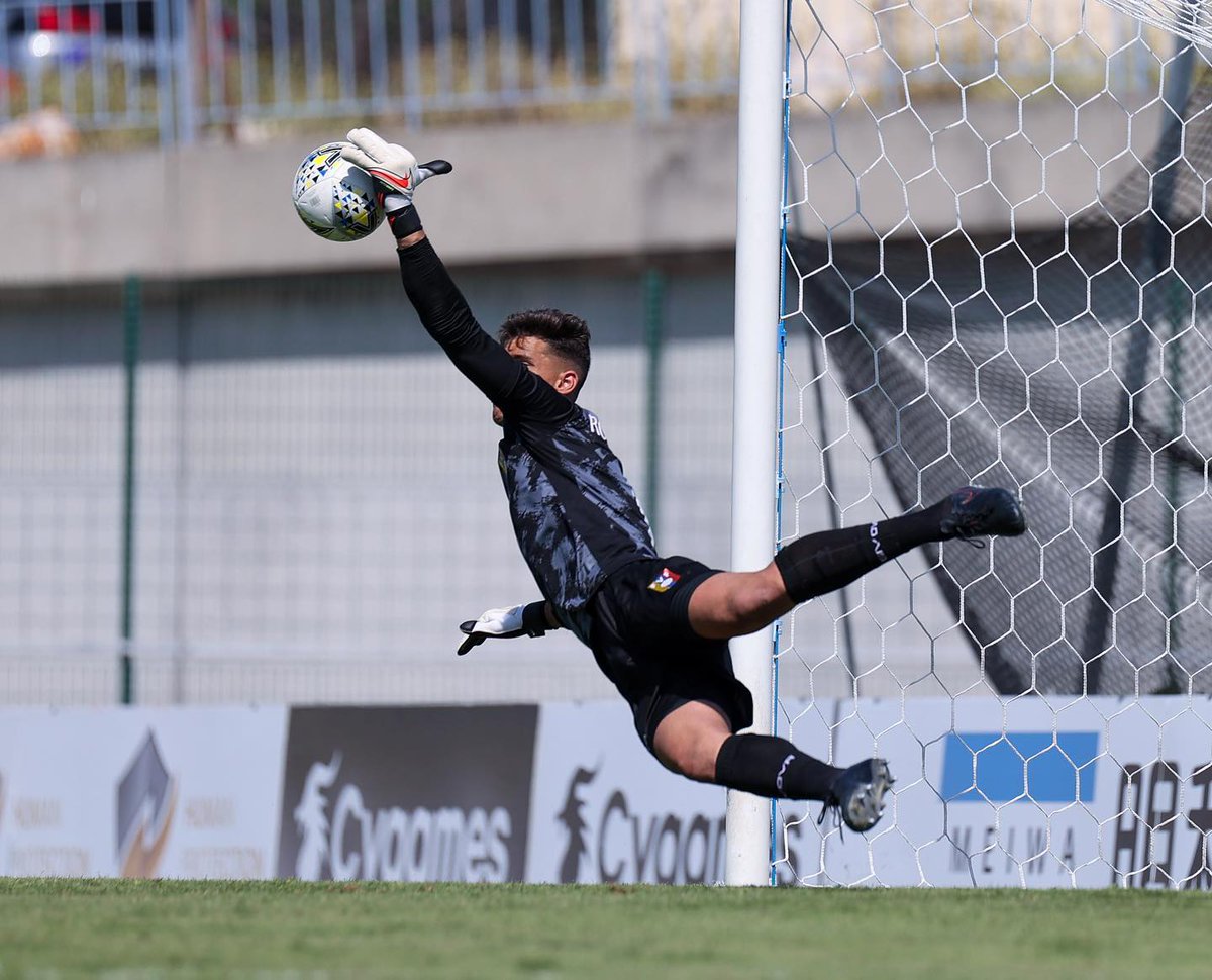 guille94's tweet photo. No olvidar esta imagen. Samuel Rodríguez, como Wuilker Faríñez en aquella tanda contra Uruguay en 2017, mantuvo con vida a Venezuela cuando Colombia estaba a merced de un gol más para clasificar. 

Héroe el guardameta venezolano. En la hora cero. Donde aparecen LOS HOMBRES 🇻🇪⚽ https://t.co/9BLp6JkINk