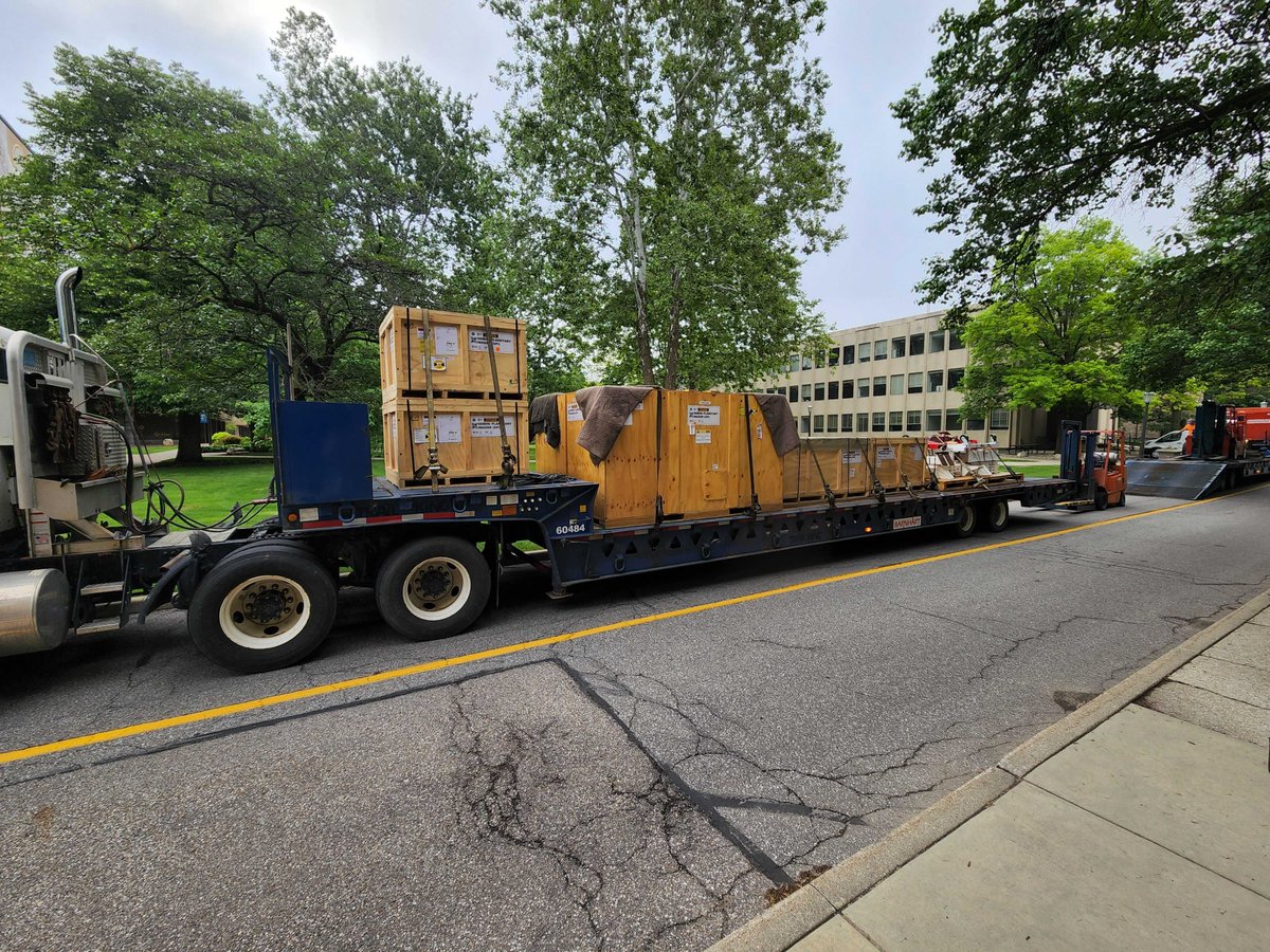 bmac_astro's tweet photo. GPI unloading date moved up and it's being moved into its new lab home at Notre Dame! https://t.co/IunVauqqN0