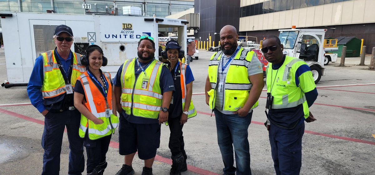 #goodleadstheway Walking the concourse this AM in EWR with management mentor Baldwin encouraging new hires and preaching best practices. Teamwork makes the dreamwork! @HendyGeorge @rodney20148 @JMRoitman @MikeHannaUAL @chahin_hector @KevinSummerlin5 @Davidwi97357603 @BsquaredUA