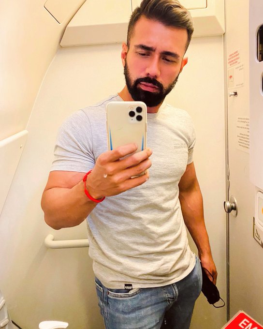 selfie on the plane ✈️ https://t.co/LmO3hCbOvn<a href="/tag/nuevafotodeperfil"class="tags"><span>#nuevafotodeperfil</span></a>