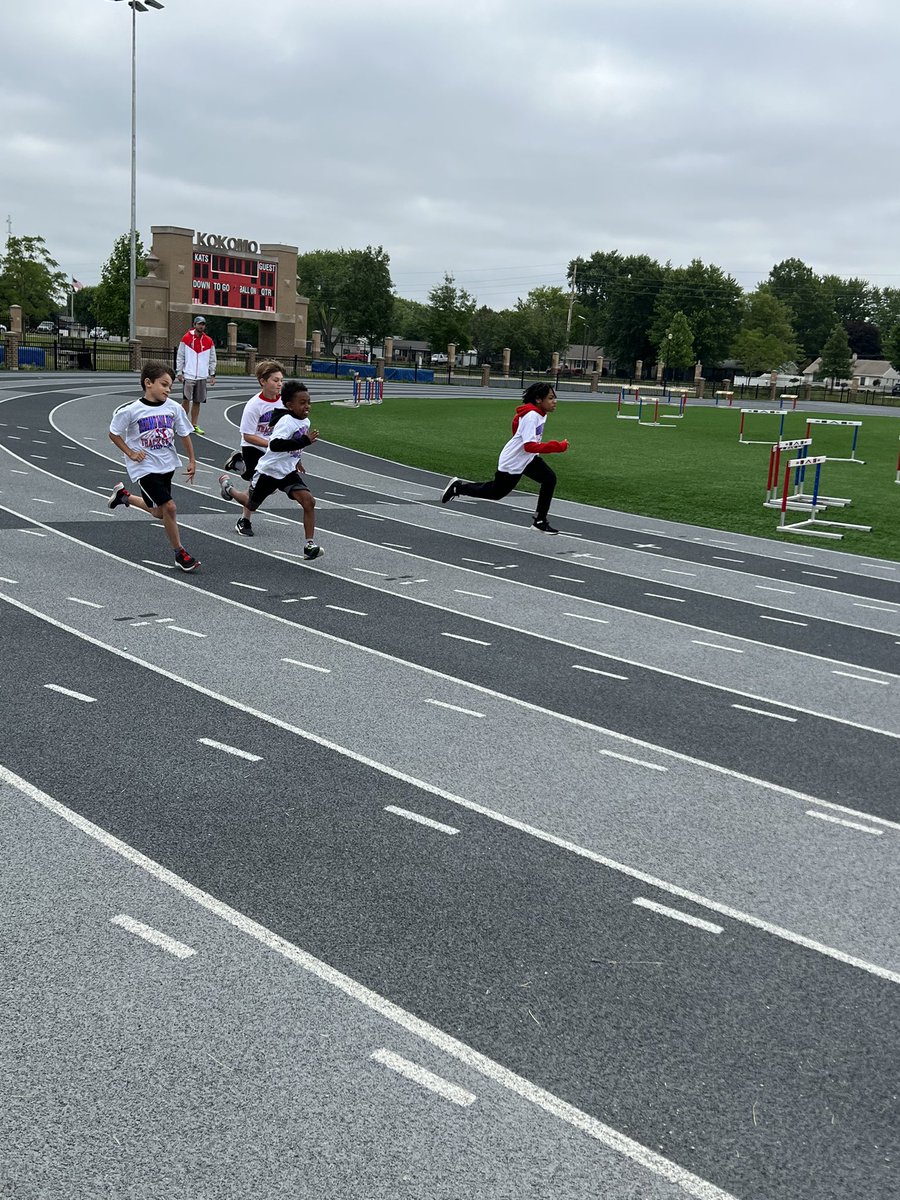 KHS_XCKats's tweet photo. Great final day of camp! Athletes had a blast with the 100m dash 🔵🔴⚡️⚡️ #fastkats @KHS_AD https://t.co/KXApI2NnVX