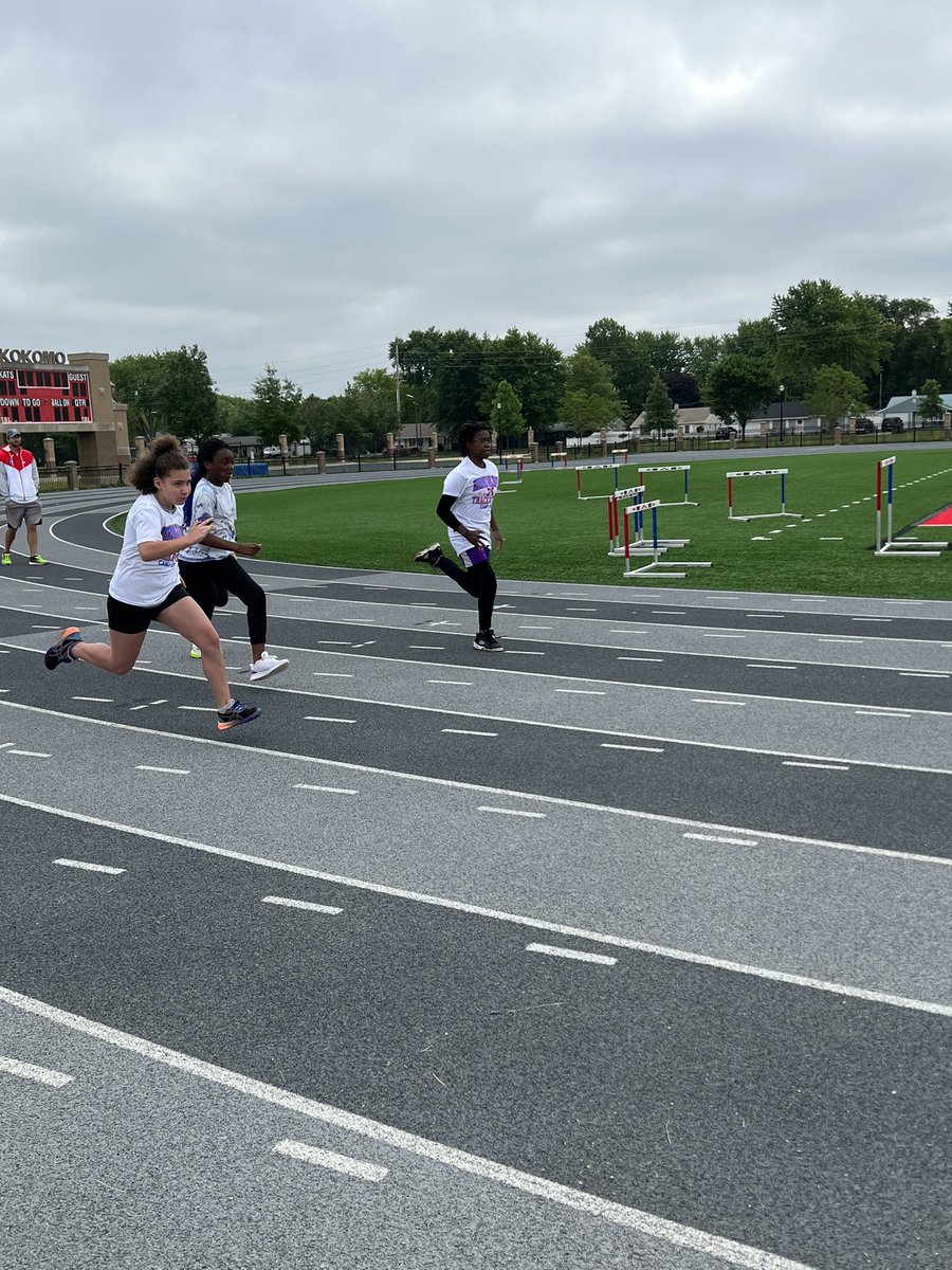 KHS_XCKats's tweet photo. Great final day of camp! Athletes had a blast with the 100m dash 🔵🔴⚡️⚡️ #fastkats @KHS_AD https://t.co/KXApI2NnVX