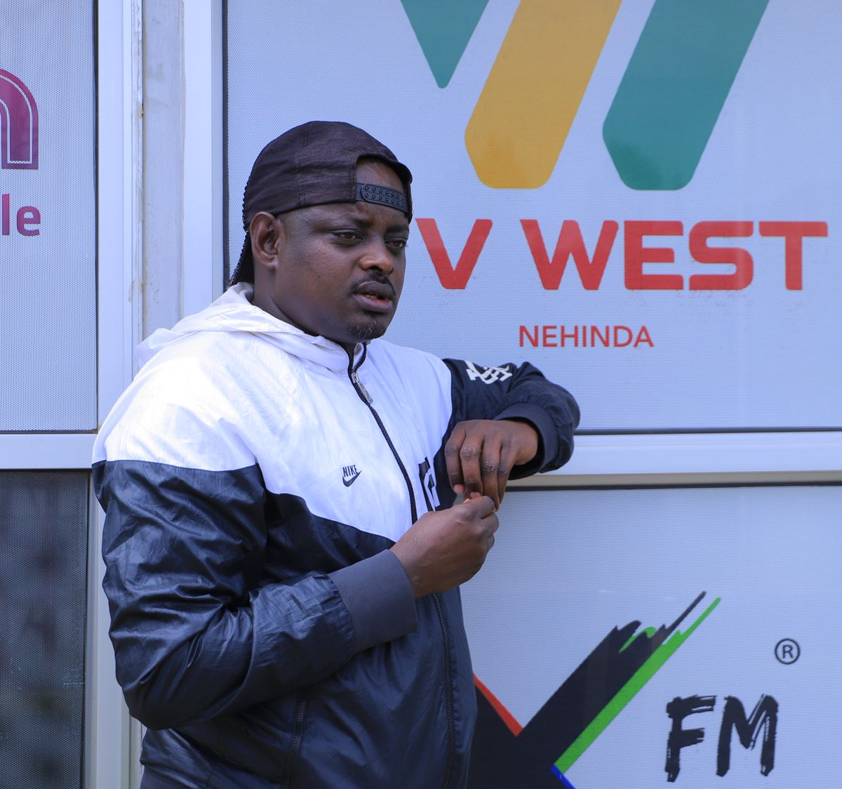 tvwestUG's tweet photo. #Omuneneserezo Na @Kachaina1  

Ryarenga riita okwe?
 
#Nehinda
#RadioWestAt23

📸: @tush_andre https://t.co/VOVDLXIOtj