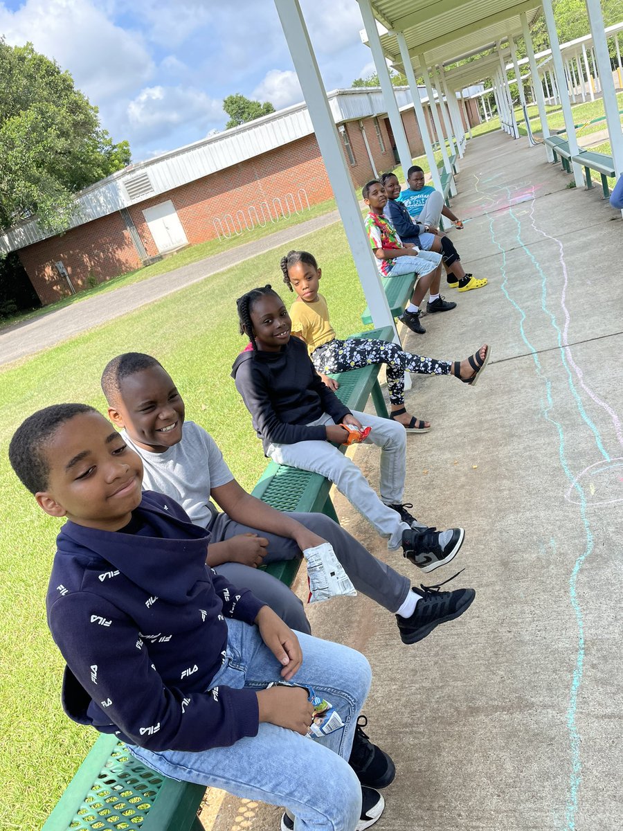 Outside snack break today at Summer Reading Camp! <a href="/ERDLitCoach/">Elizabeth Partsch</a>