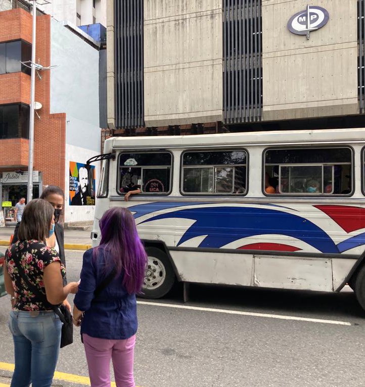 #ATENCIÓN Madres de los jóvenes detenidos arbitrariamente en Chacao llegan al Ministerio Público para denunciar la desaparición de sus hijos. 

¿Dónde están los chamos?

¡Libérenlos!