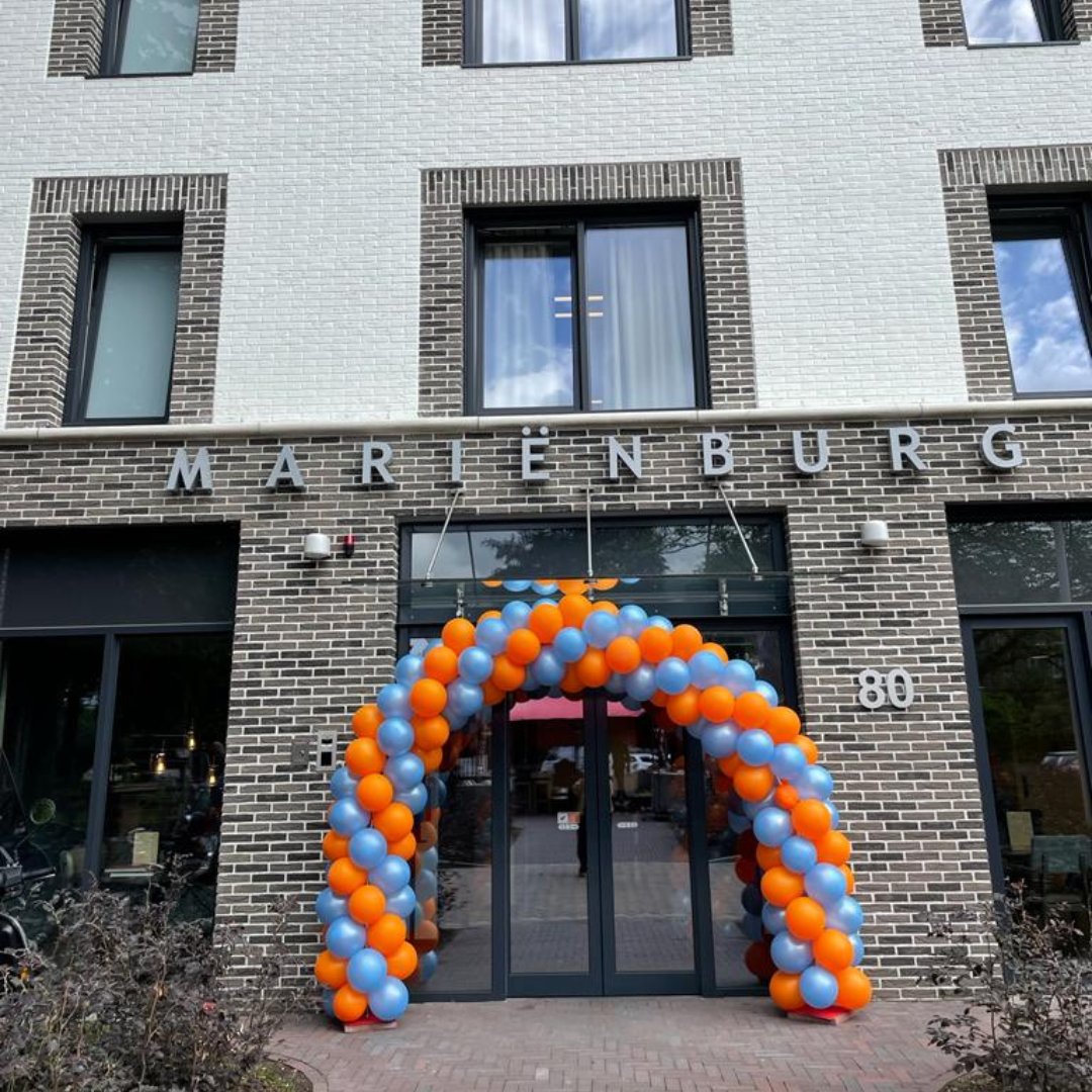Vandaag is het feest in ons verpleeghuis Mariënburg, Soest. Er wordt gevierd dat de locatie inmiddels 1 jaar het (t)huis is van de bewoners, en voor de collega’s een prettige plek om te werken. Daar zijn we trots op. 🥂

#beweging3 #zorgmetaandacht #ouderenzorg #werkenindezorg