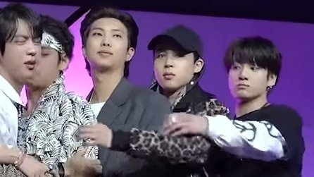 vhyungiekim's tweet photo. Jungkook parece un niño al que le acaban de quitar algo que el quería 😅 
#taekook https://t.co/ZdlZa9fRYn