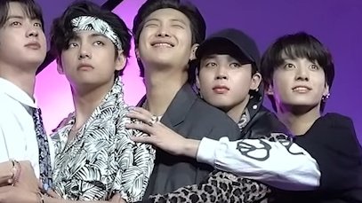 vhyungiekim's tweet photo. Jungkook parece un niño al que le acaban de quitar algo que el quería 😅 
#taekook https://t.co/ZdlZa9fRYn