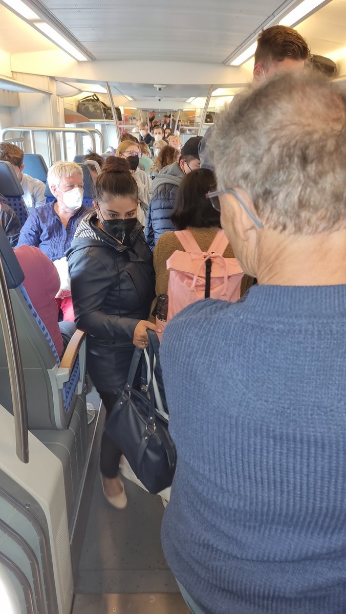 michfranz's tweet photo. So gelingt die Verkehrswende! Regionalbahn Nü - Wü: lediglich 3 Wägen, deshalb völlig überfüllt. Durchsage, dass Zug so nicht fährt. Einfach ohne Worte #Bahn #DB https://t.co/GSH8NJQESC