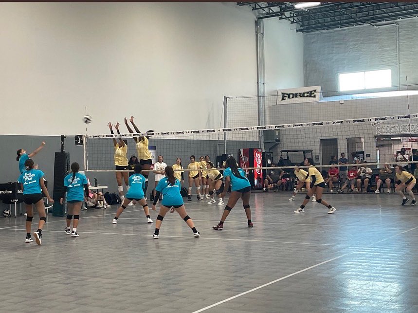BrennanBearsVB's tweet photo. Summer league has begun! 

Thank you to our Alum for continuing to give to our program. We love y’all! 
@Ahzhi5  @_kajiawilson_  @evelynnnaaa_  and twitterless Lexi 🤍🖤💛 https://t.co/q5GsOHNKFY