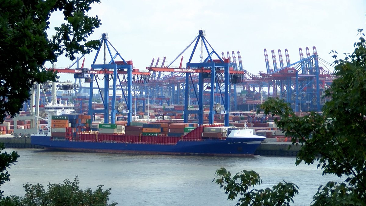 Hamburg1's tweet photo. #Warnstreiks in Seehäfen: Arbeitsniederlegung in Krisenzeiten - die weltweiten #Lieferketten sind gestört, die #Containerschifffahrt ist extrem belastet
https://t.co/K60S61uyd3 https://t.co/4Fgdg2EQIK