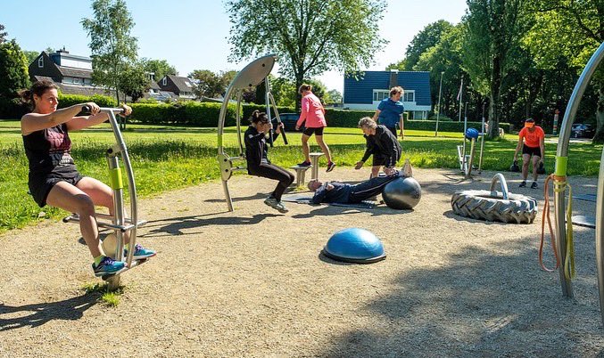 Sports2playBV's tweet photo. Prachtige beelden uit Peize! 😍 De groepslessen op woensdag en vrijdag worden goed bezocht en alle omwonende kunnen zich hiervoor inschrijven. ✅ #BuitenSporten #Health #Together #Outdoor #Fitness https://t.co/sC0TFxs93Z
