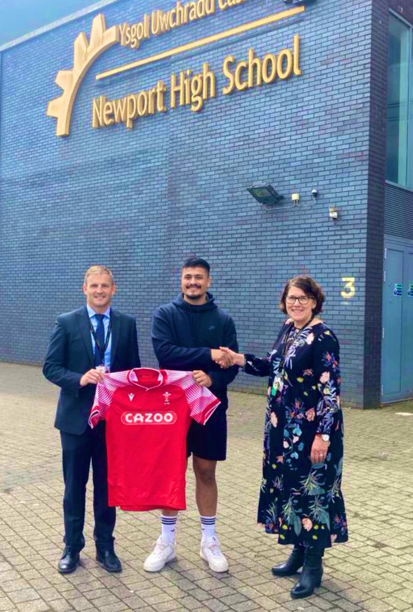 Fantastic to have ex-pupil <a href="/ben_moa8/">Ben Moa</a> return to school yesterday and generously present his Wales U20 jersey to the school. A great role model for our up and coming rugby players 💪🏼🏉