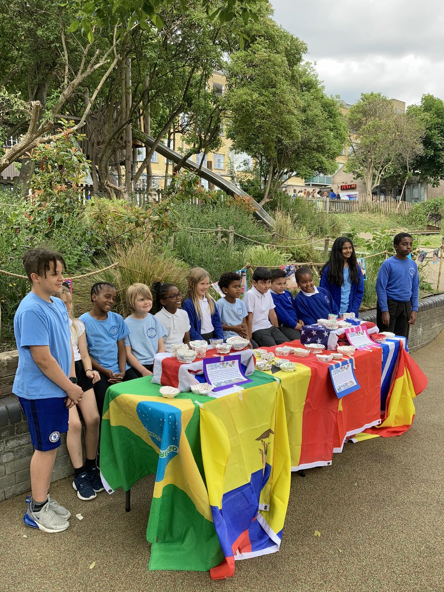 ShacklewellE8's tweet photo. We had the best time at our #KindnessShowcase today ⭐️

It was wonderful to show our families our incredible art work and raise money for charity. #NWFed https://t.co/2gNqbgLLMm