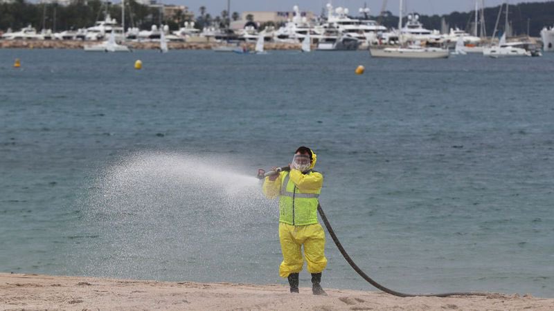 Pierre_GTIL's tweet photo. Il y a deux ans, les dingues qui nous dirigent "désinfectaient" le sable des plages contre le Covid.

N’oublions jamais le niveau d’absurdité atteint pour ne plus y replonger. https://t.co/nYi4lOsAd6