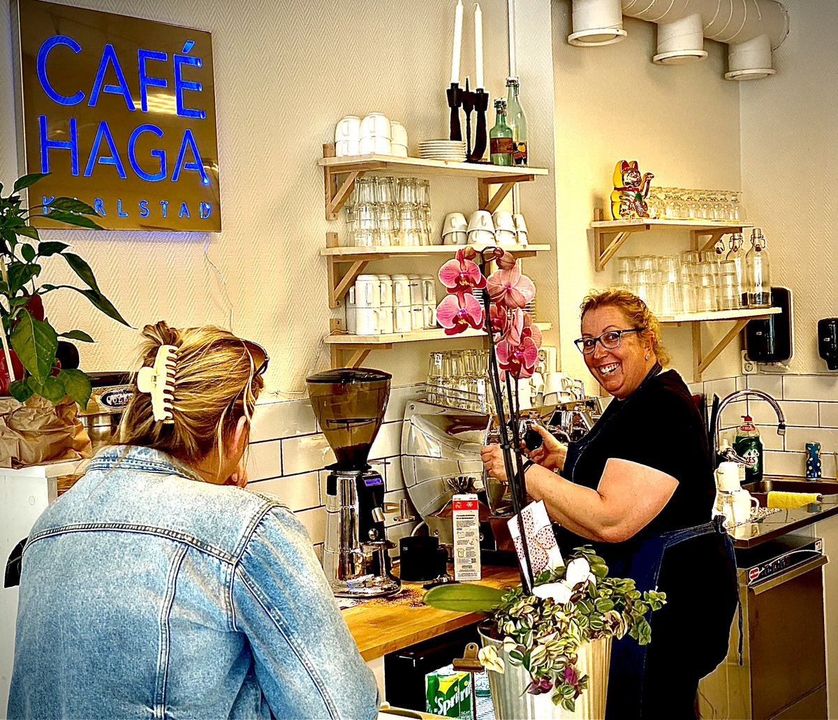 CAFÉ MED STEEL: Ett nygammalt café i Haga har under maj fått fart på verksamheten. Café Haga har tagit över lokalerna efter insomnade King Creole som hade Elvis som tema. Nu pratar vi lokal med steel. Anna Hagman Grunwell har planer.