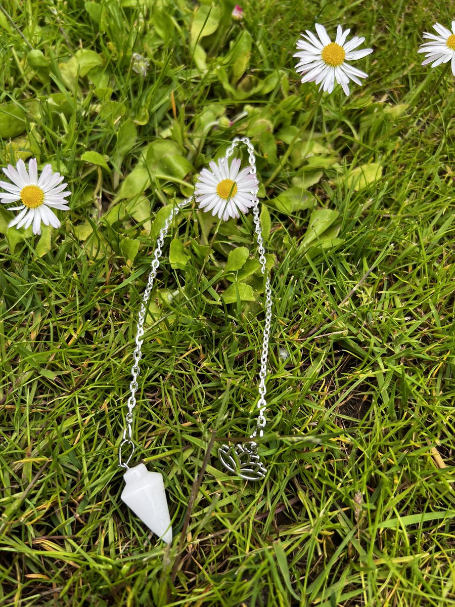 Nilsson_Hanna77's tweet photo. Lite nya alster inför marknaden i Juli🥰🙏 om ni har intresse gå med i min grupp Sol & Måne på fb 😉🥰🇸🇪#alster #marknad #juli #pendlar #smycken #armband #halsband https://t.co/eALx3JLS95