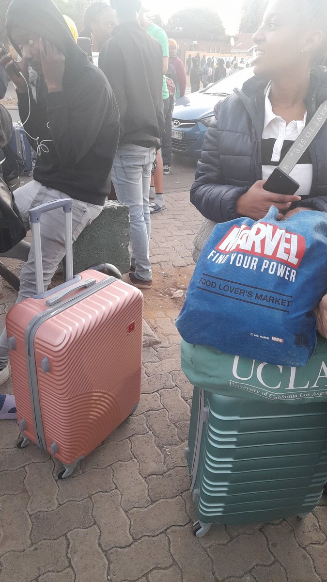 AneleDladla12's tweet photo. #vutmustfall
VUT students are chased out of ress We are left without any security in the cold
@SABCNews @METROFMSA
We need assistance, we don't know anything about arsonists
#Ramaphosa
#SenzoMeyiwa
#SANTACO
#BudgetVote2022 https://t.co/RcIzg4tXSA