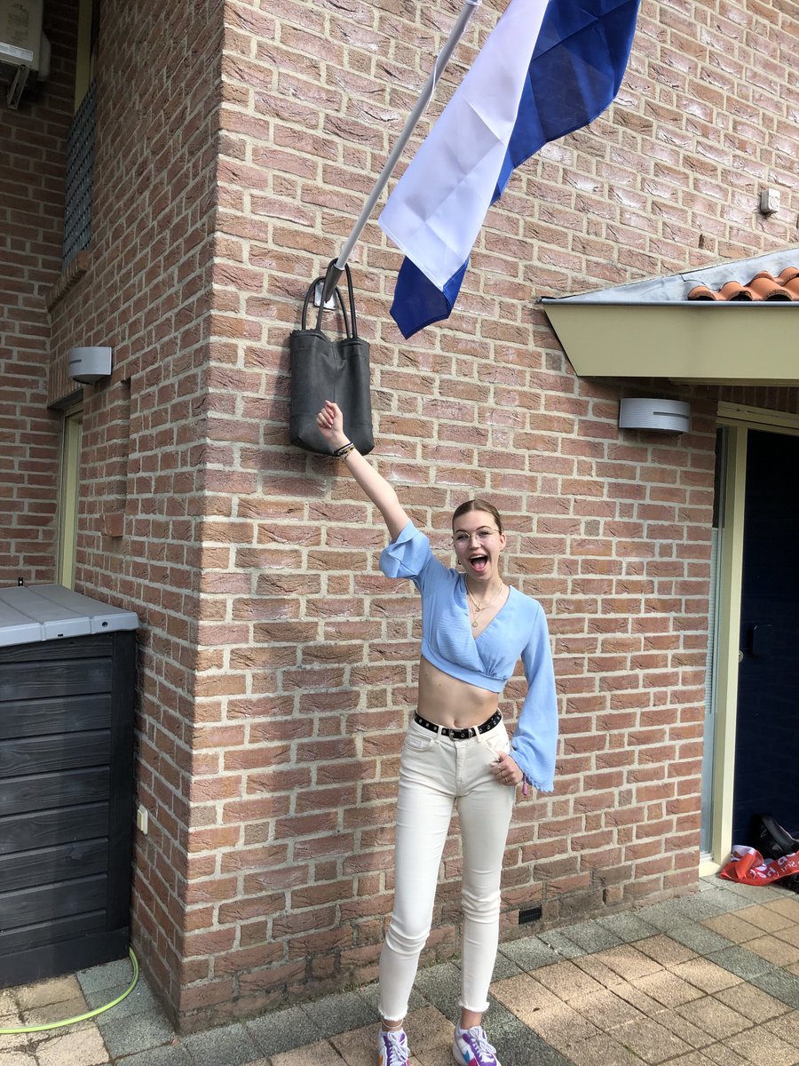 Yesss! Na een middag spanning het verlossende telefoontje: GESLAAGD!!! Zo trots op mijn dochter!