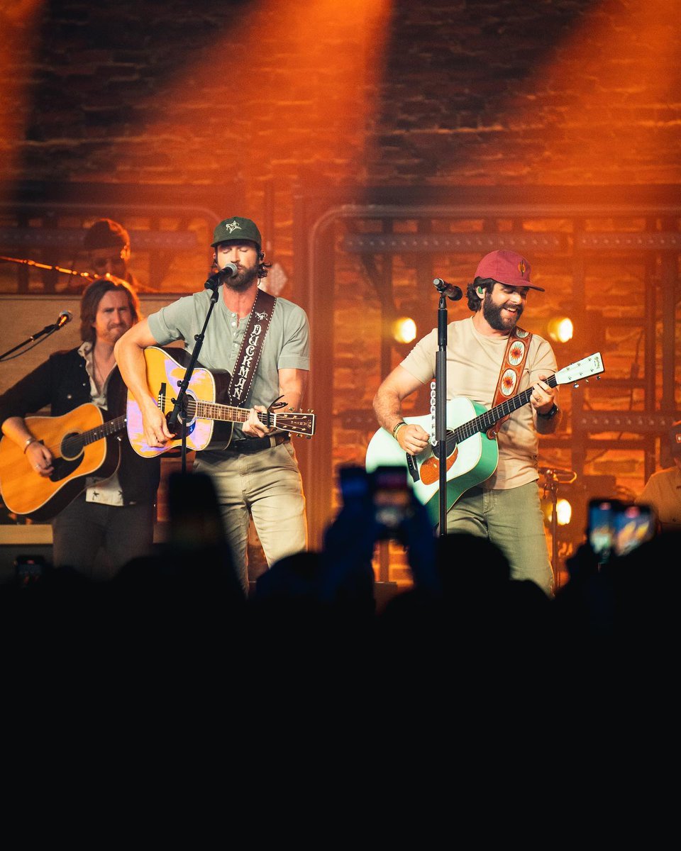 Thomas Rhett tweet media