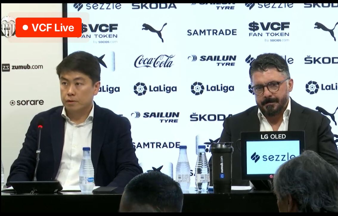valenciacf's tweet photo. ๐ด๐ฅSigue EN DIRECTO la presentaciรณn de Gennaro Gattuso como nuevo entrenador del @valenciacf desde ya en:
๐ฒ https://t.co/lvJFC26q8c
๐ป https://t.co/XfwPcCu0UU
๐ปhttps://t.co/wAeBSi0xvi
๐ https://t.co/6cq1WiLfMe
#BenvingutGattuso
#ADNVCF ๐ฆ #ElCORdelVCF https://t.co/B0UemVzOEB