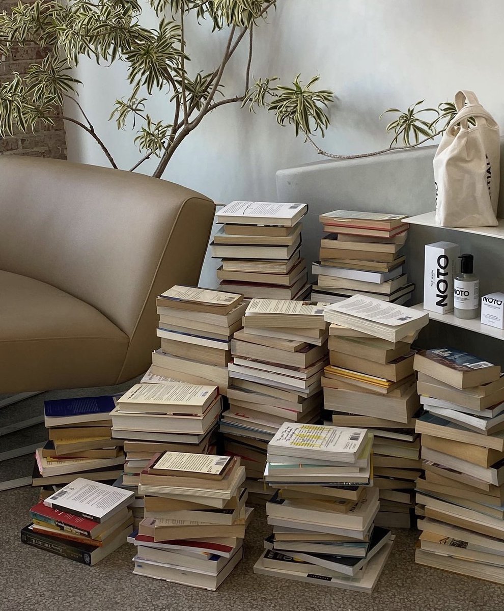 fasshionlover's tweet photo. - books and more books https://t.co/Jdr0TAS3FG
