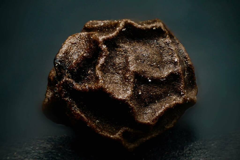 AgutPhotography's tweet photo. A peppercorn. Grano de pimienta. #peppercorn #peppercorns #macrophotography #macromood  #macrophoto #macrophotographylove #macrofotografia #microphotography📷 #pimientanegra #pimienta #whatsthis https://t.co/fBtTCqyRD8 https://t.co/hWfqPR4n8w