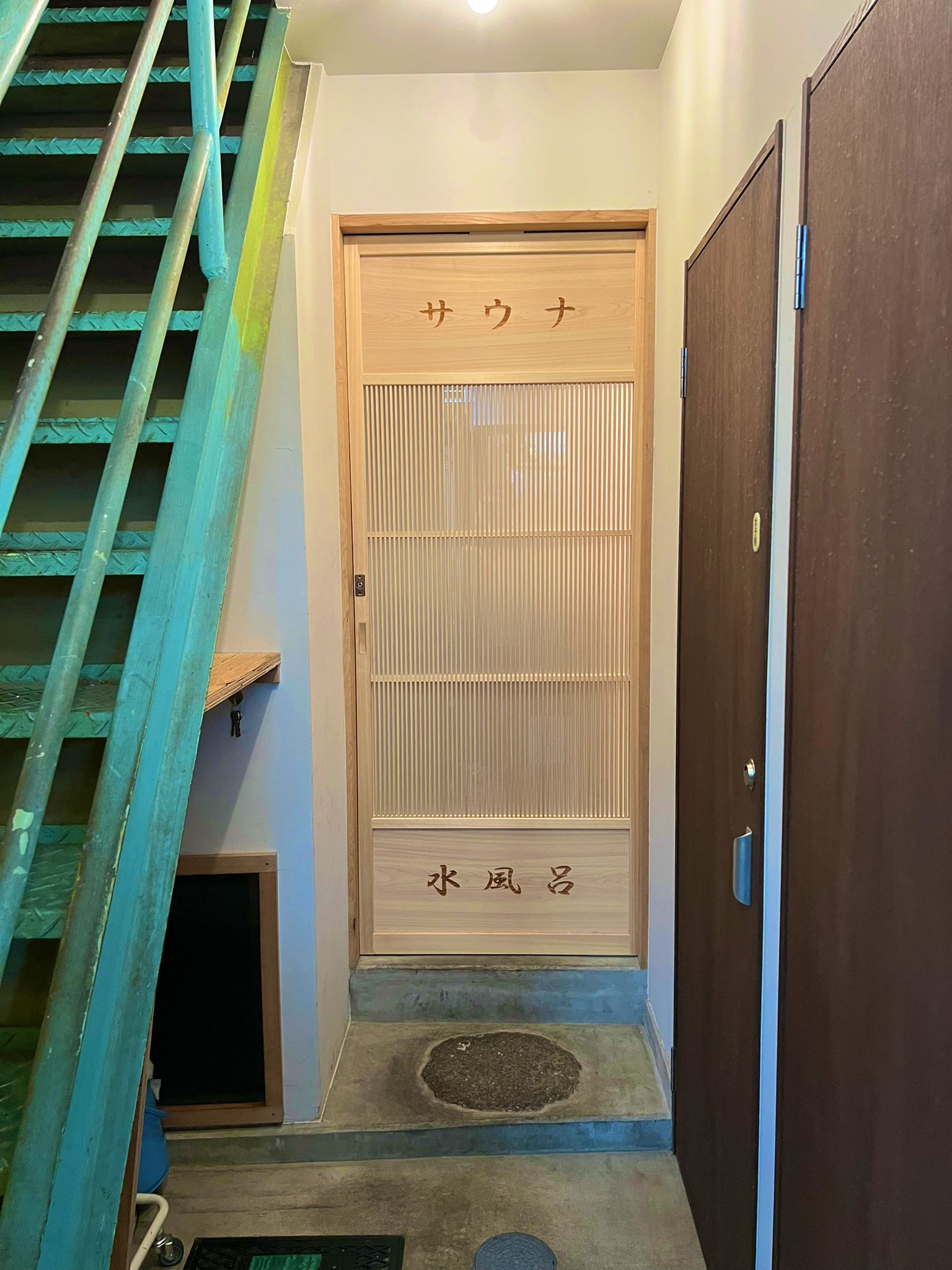 東京オジサウナ 京都出張の締めは ぎょうざ湯 へ 町中華然とした店内を進むと意味深な扉 その先にプライベートサウナ というアプローチが神 狭いサ室はセルフロウリュで一気にヒートアップ からのキンキン水風呂がたまらない 外気浴スペースでは