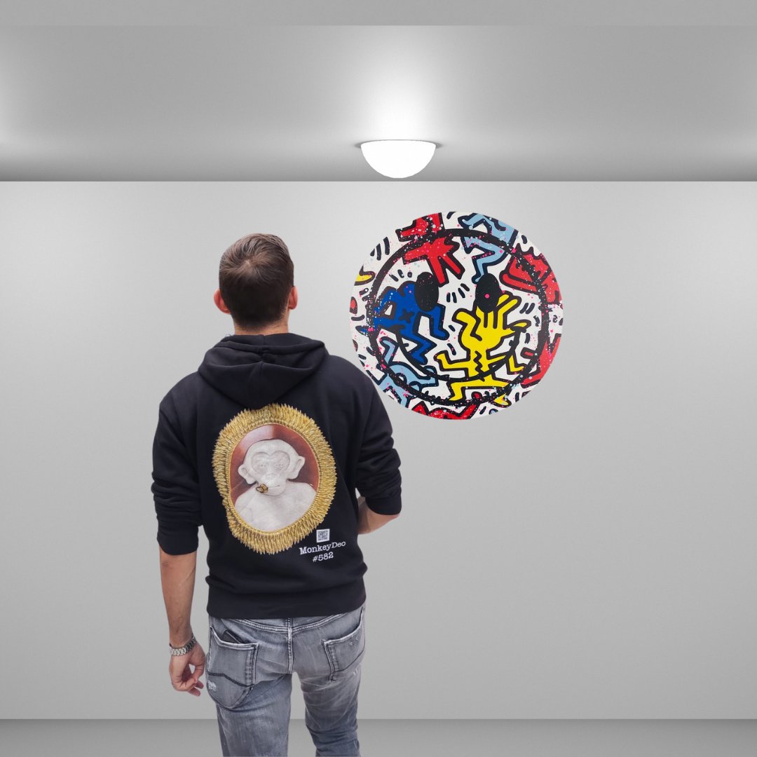 Kaiserlich87's tweet photo. Woow the #MonkeyDeo has a new object from auction thx  @aiiroh 🤩 the #keith_haring Smiley.♥️ #MonkeyDeo loved that and he hang it in the #Cameogang room. So that it can enjoy everything. Soon in #eastbostonmainst 🤩 how do you find this❓
@amedeoNFT @exclusible #NFTCommunity https://t.co/G6e1gImj9c