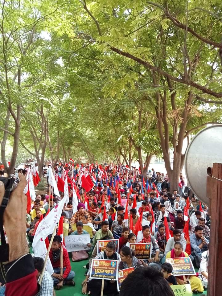 kisanektamorcha's tweet photo. We condemn the brutal attack on protesting students of Panjab University, Chandigarh. Students were been protesting against the centralisation of the university, and against the NEP.
Both, the union govt and the Punjab govt, are requested to solve the issues amicably. https://t.co/DGQF2g1T8s