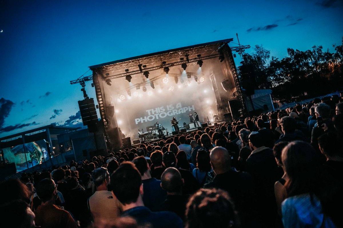 pierreandrieu's tweet photo. #LF2022 #LevitationFrance 1ère journée idyllique @levitationfr, qui se déroulait du 3 au 5 juin en plein air devant @lechabada, avec une prog de rêve : @kevinmorby @GillaBand #Automatic #StuffedFoxes @BCNRband & #AlbinosCongo! Chronique (+photos/vidéos) : https://t.co/FkL9NEQwvY https://t.co/1EOMLrCQtO