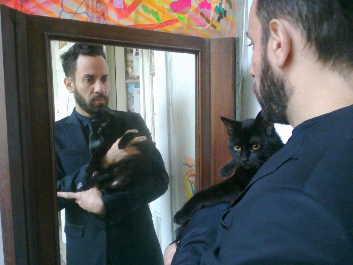 diegodeaduriz's tweet photo. #tbt 2014 con mi gatito Kaworu antes de salir para arteBA 
@arteBA 
me había vestido #AYNOTDEAD 
@aynotdeadOK https://t.co/iu3QZ0DH7k
