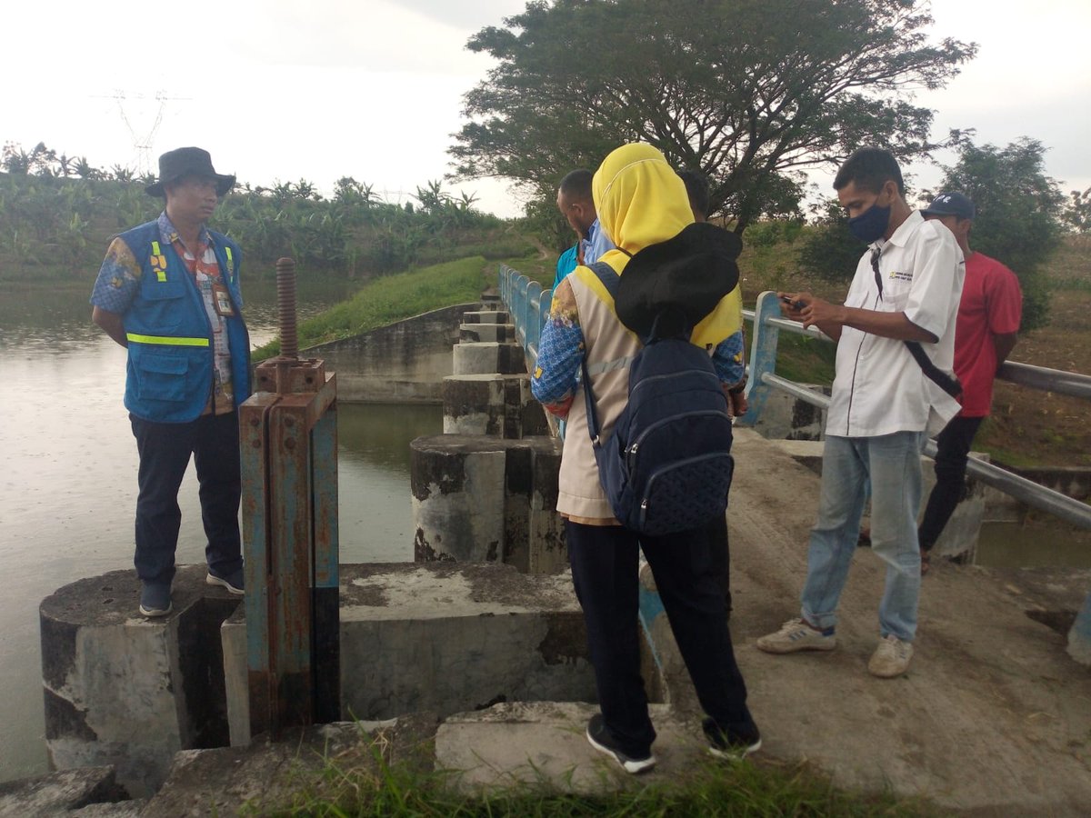 Ngobrol siang di embung keruk Randublatung.