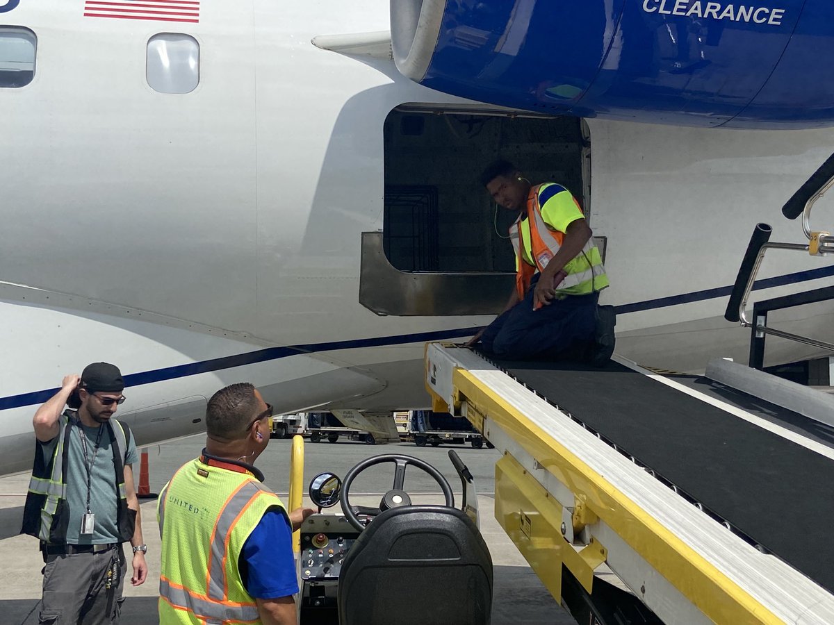 #ConsistencyTeam in EWR Team member Mario mentoring a new hire on working the CRJ550. Teaching TCI and metrics! ⁦@weareunited⁩ ⁦@HendyGeorge⁩ ⁦@KevinSummerlin5⁩ ⁦@chahin_hector⁩ ⁦@DavidWisdomUA⁩ ⁦@JMRoitman⁩ ⁦@MikeHannaUAL⁩