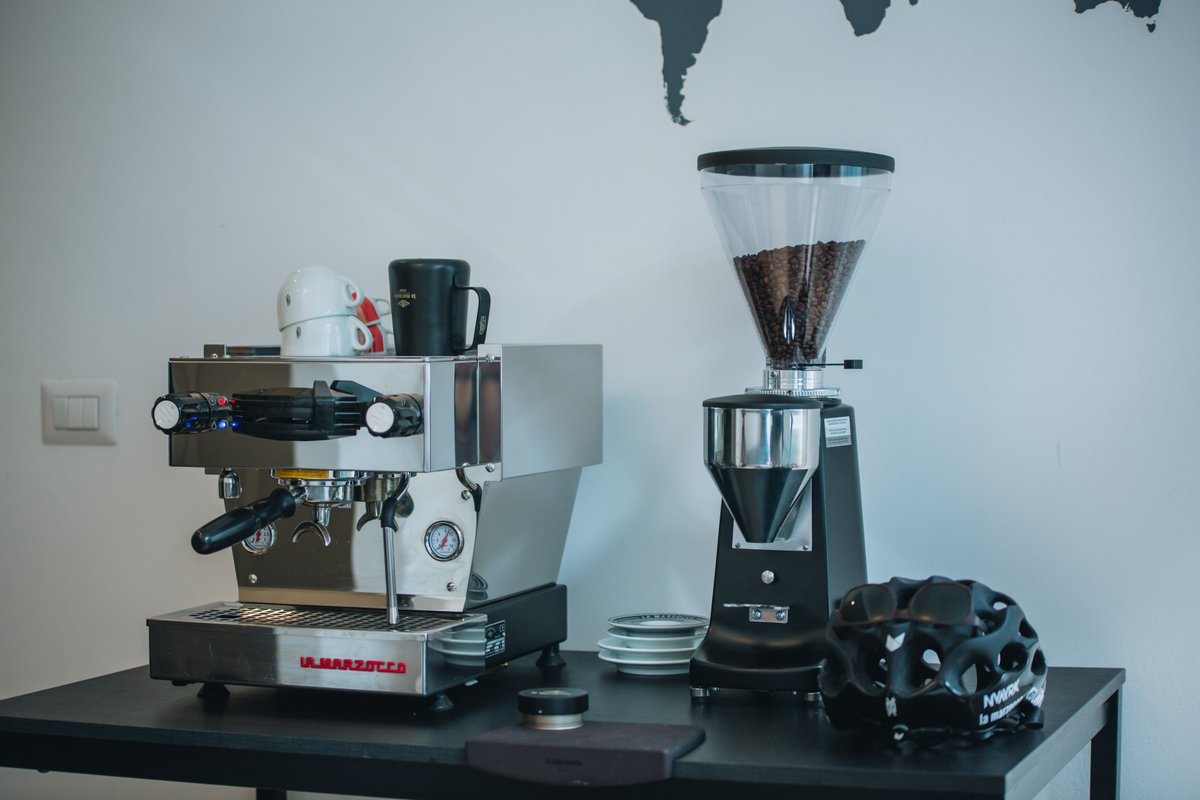 nvayrk's tweet photo. #tbt Milano, coffee &amp; bikes

#nvayrk #lamarzocco #cyclingconnects #lineamini #espressoisajourney #coffee #cycling #milan #italy https://t.co/QvuVN8BbYo