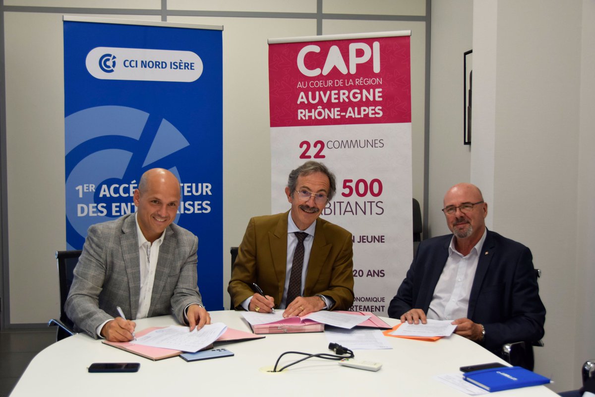 capi_agglo38's tweet photo. Signature de la convention de partenariat entre @capi_agglo38 et @ccinordisere ce jeudi 9 juin 2022 dans les locaux de @LPTent : nous continuerons d'agir ensemble pour soutenir les entreprises du territoire ! #CAPI2026 #CAPIEco https://t.co/1LJlkTxGvf